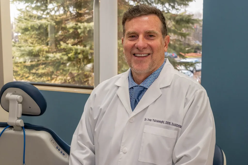 Dentist performing cosmetic dental procedure | Radiante Dental | Professional teeth whitening Oakbrook IL